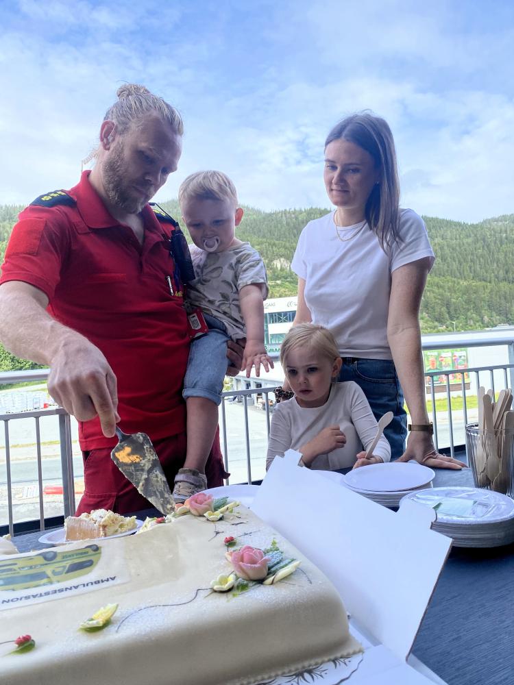 Bilde av Magnus Lønvik, som jobber på ambulansestasjonen på Støren. Han var der med sin bedre halvdel Emilie Røstad og barna Ebba og Alfred. 
