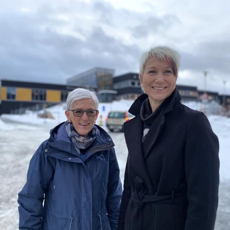Bilde av assisterende kommunedirektør Bodil Brå Alsvik og ordfører Trude Heggdal foran Gauldal skole- og kultursenter (GSK), der tyfonanlegget er plassert. 