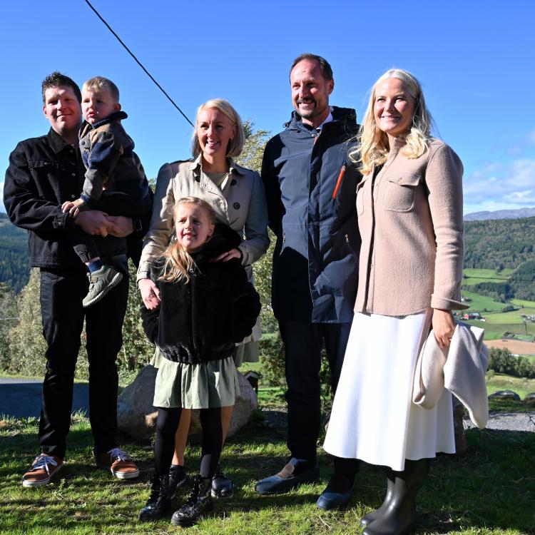 Bilde av familien på gården Nordstu Solberg sammen med kronrprinsparet. 