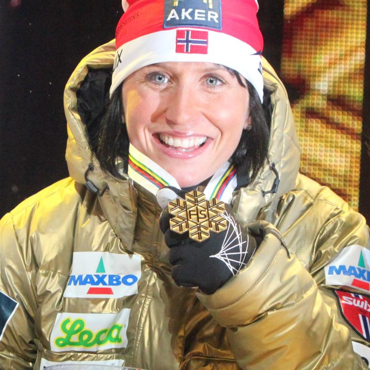 Bilde av Marit Bjørgen fra medaljeseremoni under VM på ski i Holmenkollen i 2011. Foto: Bjørn Ivar Haugen/Gauldalsposten