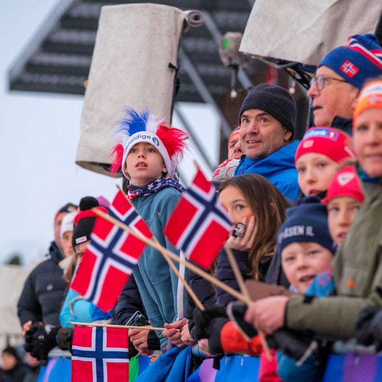 Bilde av tilskuere med norske flagg. Foto: Amanda Sotberg